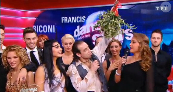 Sandrine Quétier et Philippe Candeloro s'apprêtant à partager un baiser sous le gui lors de "Danse avec les stars fête Noël", diffusé sur TF1 le samedi 22 décembre 2012.