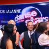 Sandrine Quétier et Philippe Candeloro partageant un baiser sous le gui lors de "Danse avec les stars fête Noël", diffusé sur TF1 le samedi 22 décembre.