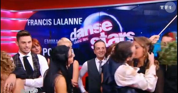 Sandrine Quétier et Philippe Candeloro partageant un baiser sous le gui lors de "Danse avec les stars fête Noël", diffusé sur TF1 le samedi 22 décembre.