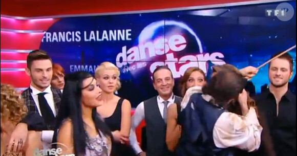 Sandrine Quétier et Philippe Candeloro partageant un baiser fougueux sous le gui lors de "Danse avec les stars fête Noël", diffusé sur TF1 le samedi 22 décembre.