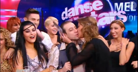 Sandrine Quétier et Philippe Candeloro partageant un baiser sous le gui lors de "Danse avec les stars fête Noël", diffusé sur TF1 le samedi 22 décembre 2012.
