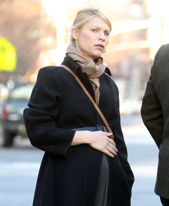 Claire Danes enceinte à la mi-décembre 2012 se promène dans les rues de New York