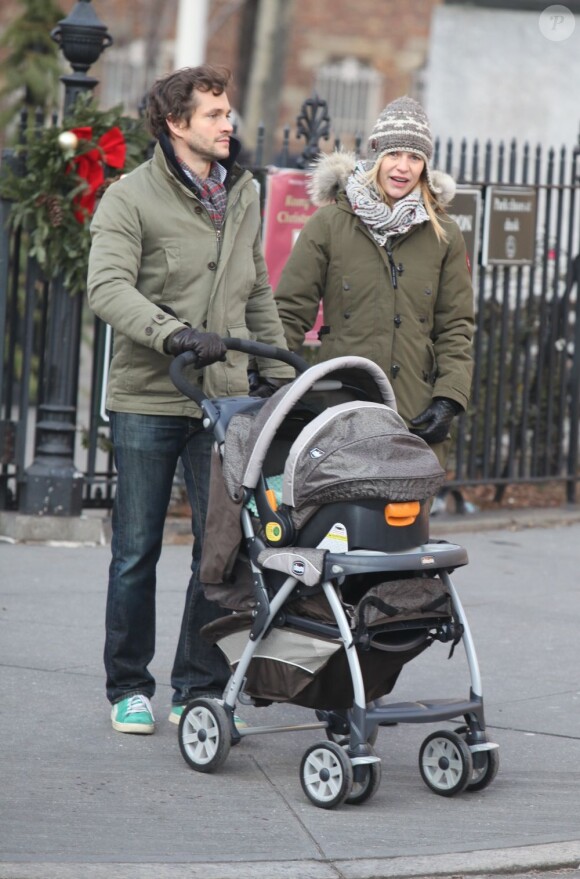 Claire Danes le 23 décembre 2012 dans les rues de New York avec son mari et son fils tout juste né !