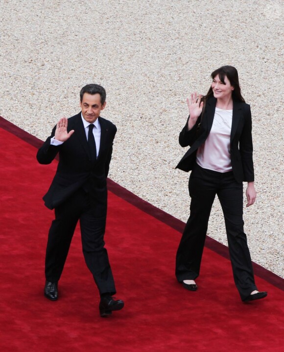 Nicolas Sarkozy et Carla Bruni quittent l'Élysée, le 15 mai 2012 à Paris.
