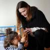 Carla Bruni-Sarkozy le 5 mars 2012. Elle a passé la journée avec des enfants hospitalisés dans la ville d'Antony.