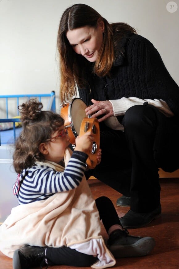 Carla Bruni-Sarkozy le 5 mars 2012. Elle a passé la journée avec des enfants hospitalisés dans la ville d'Antony.