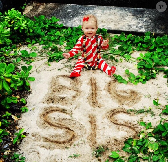 Jessica Simpson tweetait cette photo de sa fille Maxwell, 7 mois, avec la mention "Big Sis" pour Big Sister ("grande soeur" en anglais).