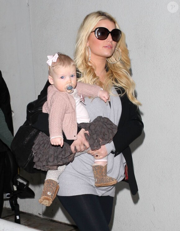 Jessica Simpson et sa fille Maxwell à l'aéroport de Los Angeles, le 29 novembre 2012.