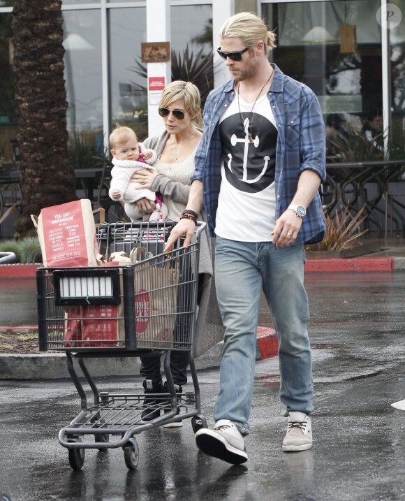 Elsa Pataky et Chris Hemsworth font des courses à Santa Monica, le 24 décembre 2012 avec leur fille India
