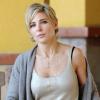 Elsa Pataky, avec sa nouvelle coupe de cheveux, s'est arrêtée à la pharmacie avant d'aller prendre de l'essence dans une station service de Beverly Hills, le 24 décembre 2012