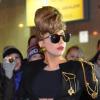 Lady Gaga arrive à l'aéroport Pulkovo à Saint-Petersbourg et signe des autographes pour ses fans. Le 8 décembre 2012.