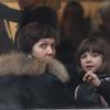 Maggie Gyllenhaal et sa fille Ramona Sarsgaard, six ans, en train de faire du shopping dans le quartier de Soho à New York. Le 26 décembre 2012.