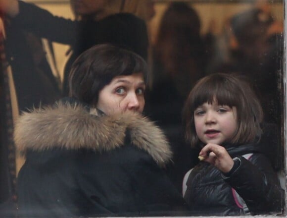 Maggie Gyllenhaal et sa fille Ramona Sarsgaard, six ans, en train de faire du shopping dans le quartier de Soho à New York. Le 26 décembre 2012.