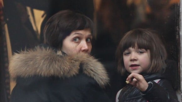 Maggie Gyllenhaal : Séance shopping avec sa fille Ramona à New York