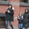 Maggie Gyllenhaal et sa fille Ramona Sarsgaard, 6 ans, en train de faire du shopping dans le quartier de Soho à New York. Le 26 décembre 2012. La maman déguste une salade de fruit.