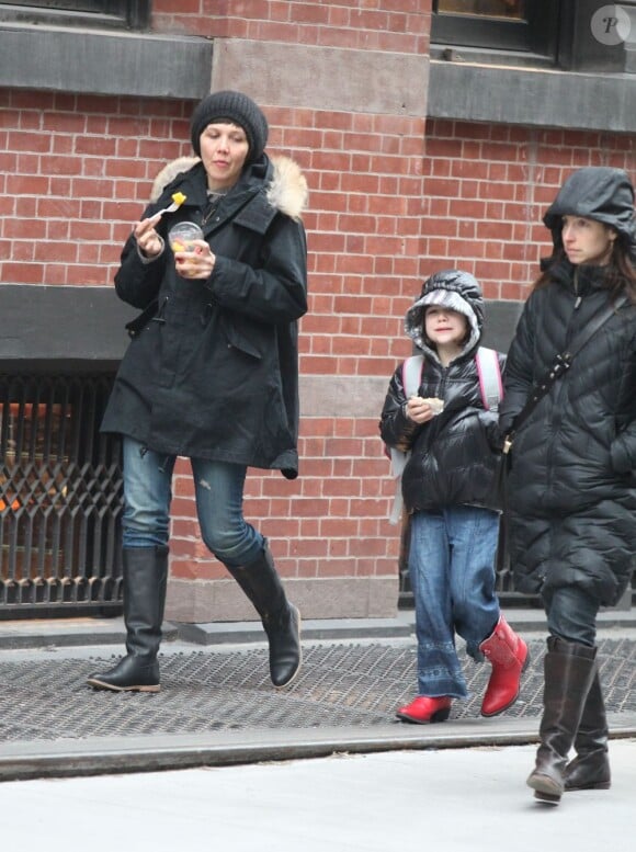 Maggie Gyllenhaal et sa fille Ramona Sarsgaard, 6 ans, en train de faire du shopping dans le quartier de Soho à New York. Le 26 décembre 2012. La maman déguste une salade de fruit.