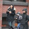 Maggie Gyllenhaal et sa fille Ramona Sarsgaard, 6 ans, en train de faire du shopping dans le quartier de Soho à New York. Le 26 décembre 2012.