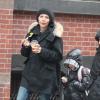 Maggie Gyllenhaal et sa fille Ramona Sarsgaard, 6 ans, en train de faire du shopping dans le quartier de Soho à New York. Le 26 décembre 2012.