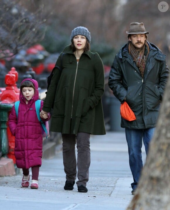 Maggie Gyllenhaal enceinte de son deuxième enfant et son mari Peter Sarsgaard emmènent leur fille Ramona à l'école à New York le 9 février 2012.