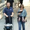 Balade en famille avec Maggie Gyllenhaal, son bébé Gloria et son mari Peter Sarsgaard à New York le 31 juillet 2012