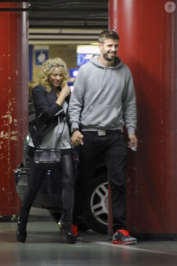 Shakira (enceinte) et Gerard Piqué sont allés voir le nouveau James Bond au cinéma, à Barcelone en Espagne, le 14 Novembre 2012.