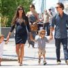 Matthew McConaughey et son épouse Camila, enceinte de leur troisième enfant, en août 2012 à New York avec leurs enfants Vida et Levi.
