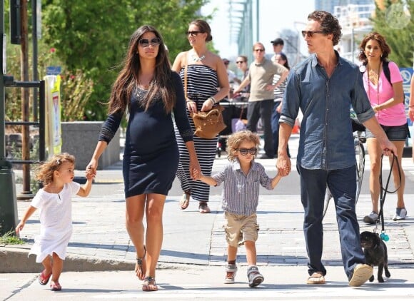 Matthew McConaughey et son épouse Camila, enceinte de leur troisième enfant, en août 2012 à New York avec leurs enfants Vida et Levi.