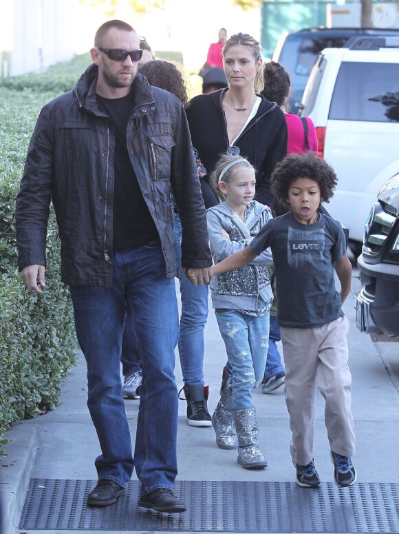Heidi Klum, ses enfants Leni, Henry, Johan and Lou et son petit ami Martin sortent d'un restaurant avant de se rendre au musée des enfants à Irvine le 28 décembre 2012. Martin tient Johan par la main