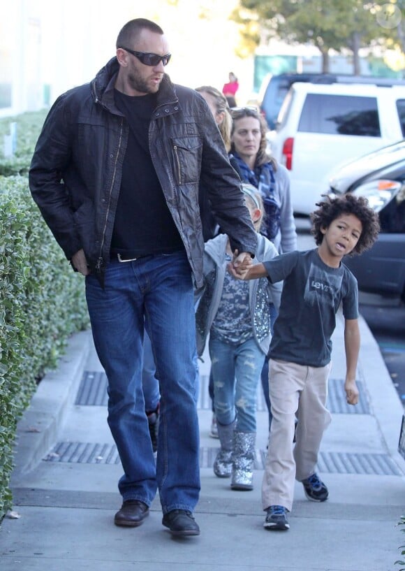 Heidi Klum, ses enfants Leni, Henry, Johan and Lou et son petit ami et garde du corps Martin sortent d'un restaurant avant de se rendre au musée des enfants à Irvine le 28 décembre 2012.