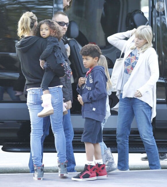 Heidi Klum, ses enfants Leni, Henry, Johan and Lou et son petit ami Martin sortent d'un restaurant avant de se rendre au musée des enfants à Irvine le 28 décembre 2012. Heidi Klum porte Lou dans ses bras