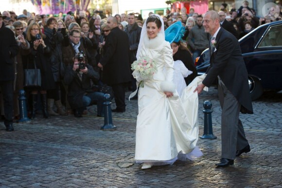 Adélaïde Drapé-Frisch arrivant au bras de son père Philippe Drapé-Frisch. Mariage religieux de l'archiduc d'Autriche Christoph de Habsbourg-Lorraine et d'Adélaïde Drapé-Frisch, le 29 décembre 2012 à Nancy, en la basilique Saint-Epvre, suivi d'une réception à l'Hôtel de Ville, place Stanislas.
