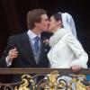 Au balcon de l'Hôtel de Ville de Nancy, le splendide baiser passionné des jeunes mariés. Mariage religieux de l'archiduc d'Autriche Christoph de Habsbourg-Lorraine et d'Adélaïde Drapé-Frisch, le 29 décembre 2012 à Nancy, en la basilique Saint-Epvre, suivi d'une réception à l'Hôtel de Ville, place Stanislas.