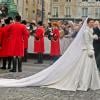 Christoph de Habsbourg-Lorraine et Adélaïde Drapé-Frisch, en robe Diane Lelys, quittant la basilique après leur mariage religieux, le 29 décembre 2012 à Nancy, en la basilique Saint-Epvre, suivi d'une réception à l'Hôtel de Ville, place Stanislas.