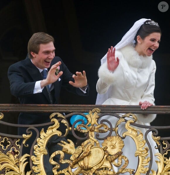La joie expansive de Christoph de Habsbourg-Lorraine et Adélaïde Drapé-Frisch au balcon de l'Hôtel de Ville de Nancy après leur mariage religieux, le 29 décembre 2012 à Nancy, en la basilique Saint-Epvre, suivi d'une réception à l'Hôtel de Ville, place Stanislas.