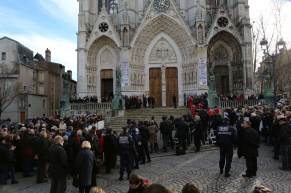 Ambiance de fête sur le parvis de la basilique Saint-Epvre de Nancy le 29 décembre 2012 pour le mariage religieux de Christoph de Habsbourg-Lorraine et Adélaïde Drapé-Frisch, suivi d'une réception à l'Hôtel de Ville, place Stanislas.