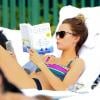 Tom Felton, héros de Harry Potter, profite de vacances à la plage à Miami avec sa petite amie Jade Olivia qui lit un livre, le 29 décembre 2012