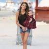 Le mannequin paraguayen Claudia Galanti lors d'un shooting photo plutôt sexy. Elle pose même avec sa fille Tal, presque 6 mois, sur une plage de Miami le 29 décembre 2012.