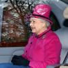 La reine Elizabeth II arrive pour une messe à l'église de Sandringham le 30 décembre 2012.