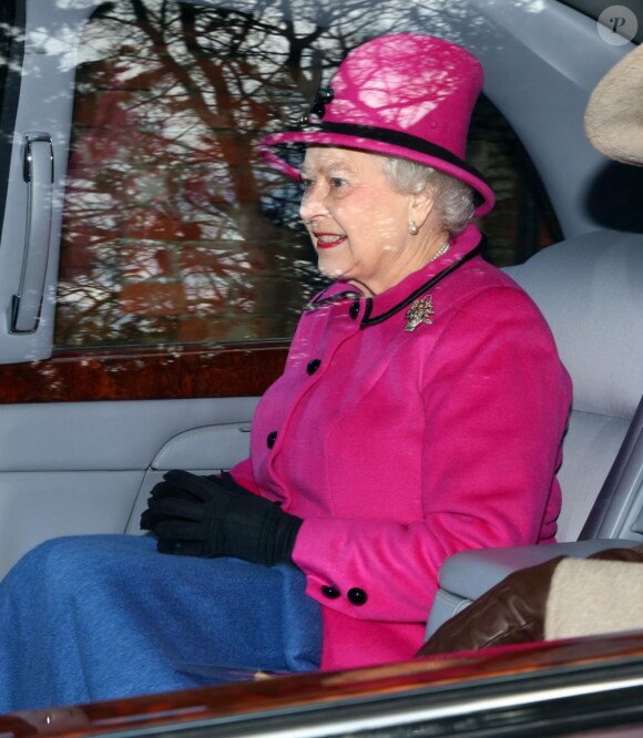 La reine Elizabeth II arrive pour une messe à l'église de Sandringham le 30 décembre 2012.