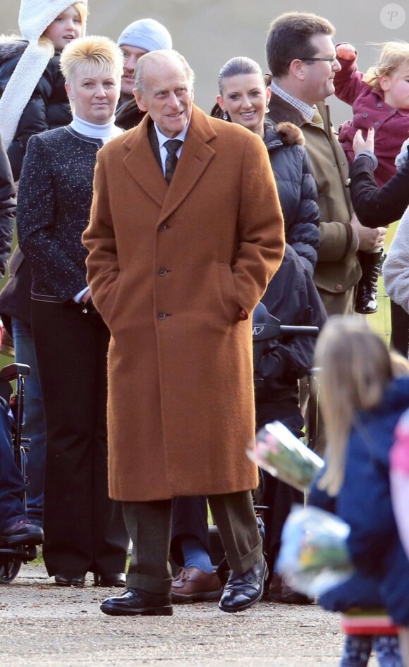 Le duc d'Edimbourg arrive pour une messe à l'église de Sandringham le 30 décembre 2012.