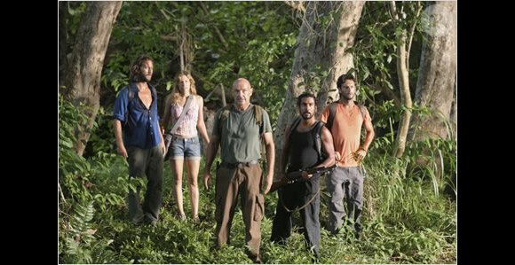 Henry Ian Cusick, Kiele Sanchez (deuxième en partant de la gauche), Naveen Andrews, Rodrigo Santoro, Terry O'Quinn dans la série Lost, saison 3, 2006/2007.