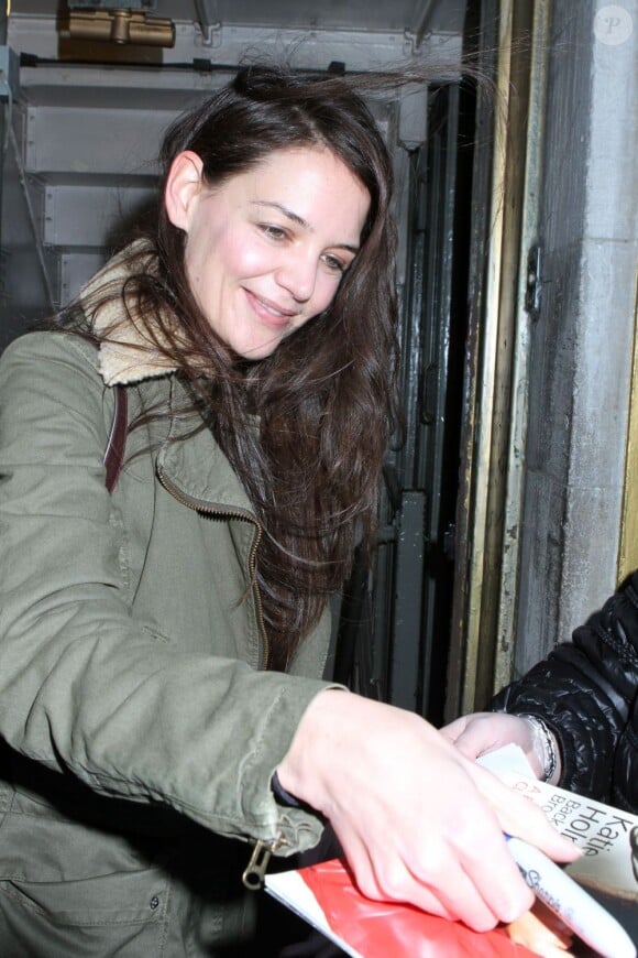 Katie Holmes signe des autographes à Broadway (New York), le 29 décembre 2012.