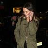 Katie Holmes grand sourire au téléphone à Broadway (New York), le 29 décembre 2012.
