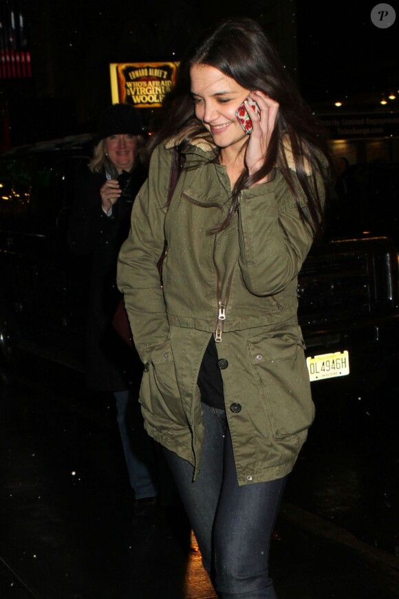 Katie Holmes grand sourire au téléphone à Broadway (New York), le 29 décembre 2012.