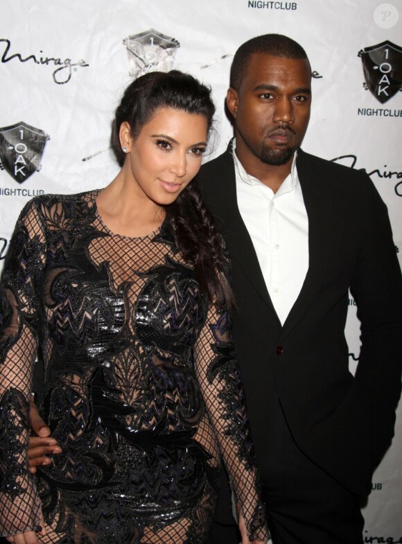 La jolie Kim Kardashian, enceinte, et son petit ami Kanye West fêtent le Nouvel An à la boîte de nuit 1 OAK au Mirage à Las Vegas, le 31 décembre 2012.