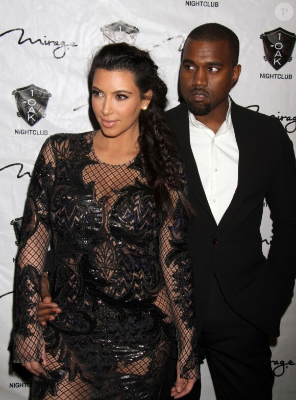 Kim Kardashian, enceinte et amoureuse, avec son petit ami Kanye West fêtent le Nouvel An à la boîte de nuit 1 OAK au Mirage à Las Vegas, le 31 décembre 2012.