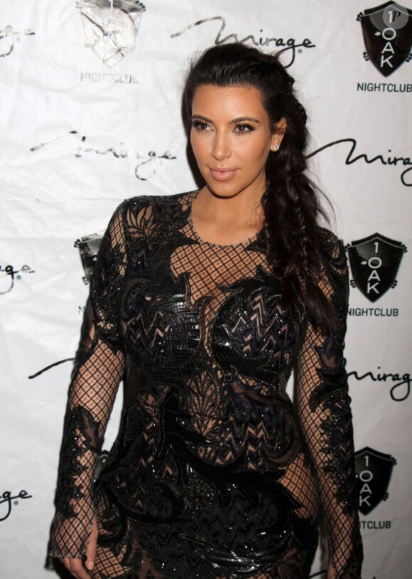 La jolie Kim Kardashian enceinte et son petit ami Kanye West fêtent le Nouvel An à la boîte de nuit 1 OAK au Mirage à Las Vegas, le 31 décembre 2012.