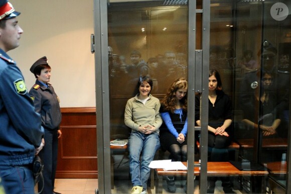 Yekaterina Samutsevich, Maria Alyokhina, et Nadezhda Tolokonnikova des Pussy Riot lors de leur procès à Moscou le 10 octobre 2012.