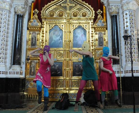 Les Pussy Riot font une "prière punk" dans une cathédrale de Moscou, le 21 février 2012.