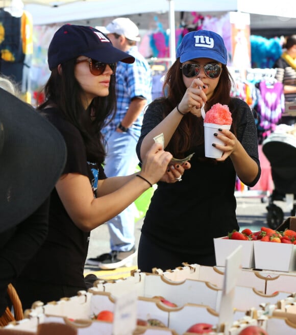 Ariel Winter et sa soeur Shanelle Workman font leurs courses au marché de West Hollywood, le 11 Novembre 2012. 